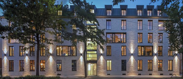 Overnatningsstedets facade – aften/nat