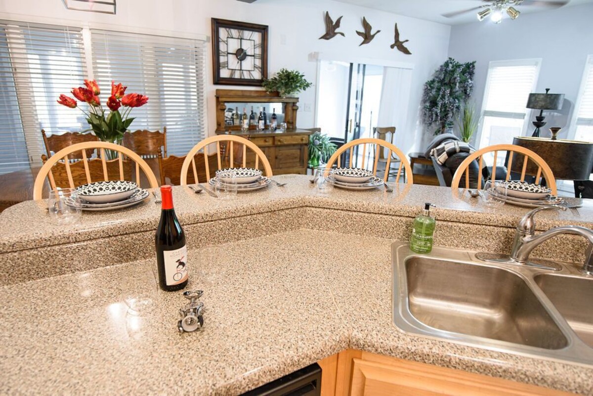 Dog friendly, Hot-tub, Full Kitchen, Fireplace, Fire Pit, Docks