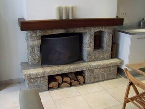 Fireplace for cosy nights ! / Cheminée pour des soirées douillettes !