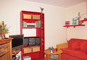 Wohnzimmer mit wandelbarer Couch zur Schlafgelegenheit