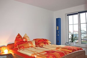 Schlafzimmer mit Doppelbett