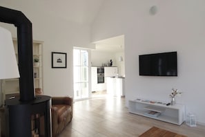 geräumiges Wohnzimmer mit Kamin