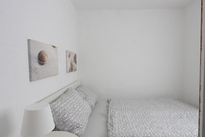 Schlafzimmer mit Doppelbett