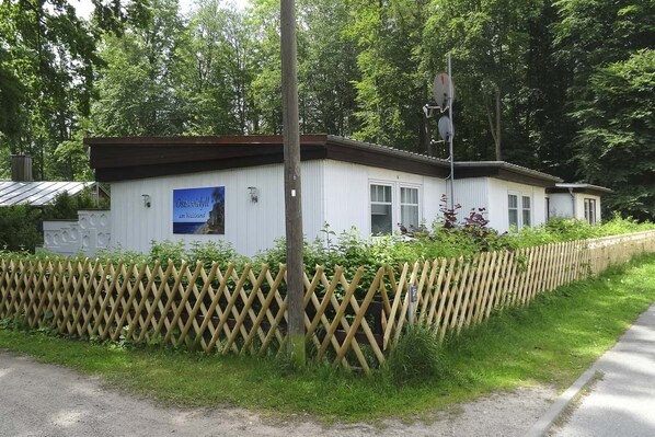 Herzlich Willkommen in der Ferienanlage " Ostseeidyll am Waldrand"!