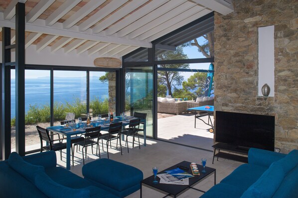 notre grand salon/salle à manger avec sa vue unique sur la grande bleue