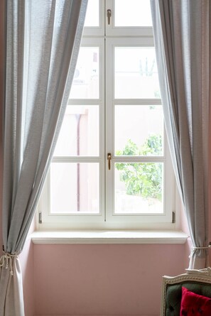 window with street view 