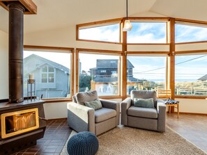 Across the street from the beach. OCEAN VIEW Open dining and living space.Table seats 8-10,  Woodstove, Smart TV for Streaming, large couch.
