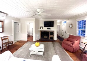 Downstairs area - living room vie towards the front door 