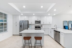 Kitchen & Breakfast Bar