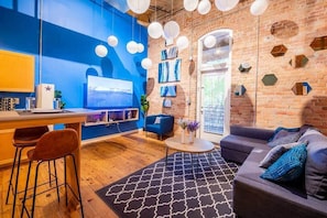 Living Room with 70inch TV & Apple TV with tv antenna