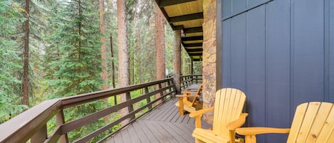 Dumont Vacation Rental | 3BR | 2.5BA | 3,100 Sq Ft | Steps Required