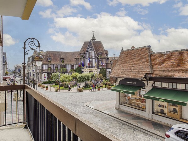 Agréable balcon avec vue sur la Mairie de Deauville