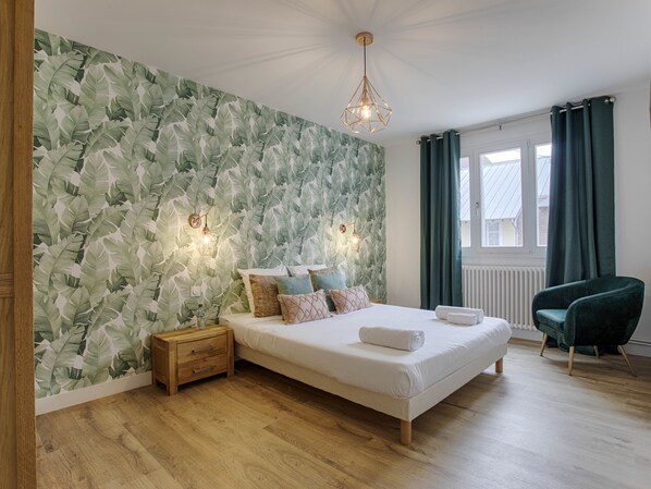 Room with very spacious double bed