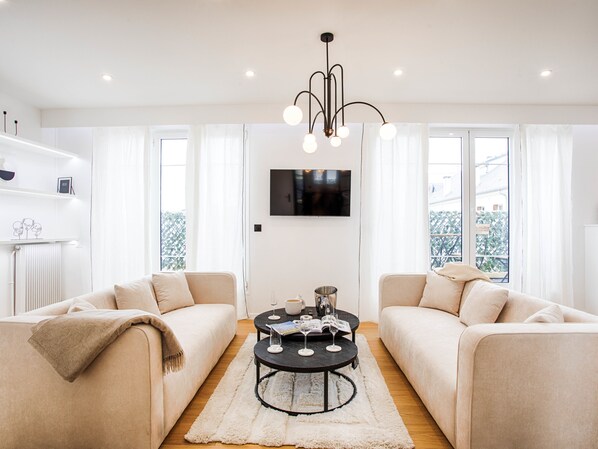 Large living room with access to the terrace and a large TV