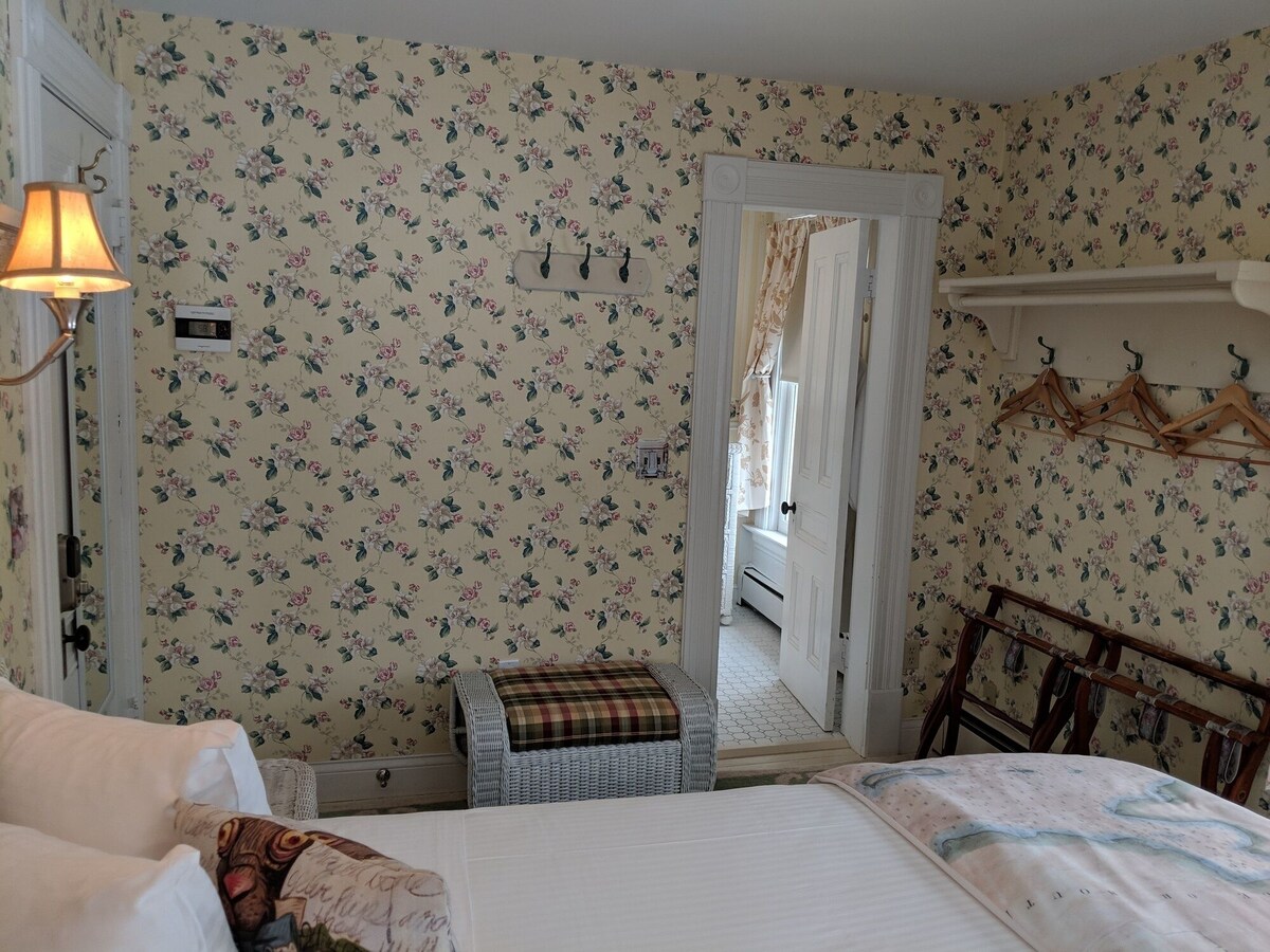 A cozy 2nd Floor Queen B&B guestroom in Downtown Shelburne – Delicious Breakfasts! DYT