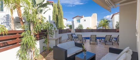 Villa KV30, Lovely 4BDR Pernera Villa, Close to the Beaches and Amenities