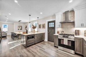 Bright & Beautiful Cooking Space.
Enjoy natural light, modern finishes, and ample counter space in this charming kitchen, perfect for cooking up memories.