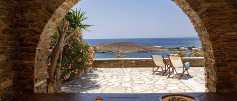Vivant blue is an amazing house at the Gulf of Agios Ioannis in Tinos island