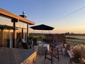 picture of hot tub and fire table.