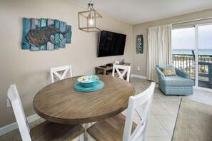 Dining Area - Dining for four with a view!