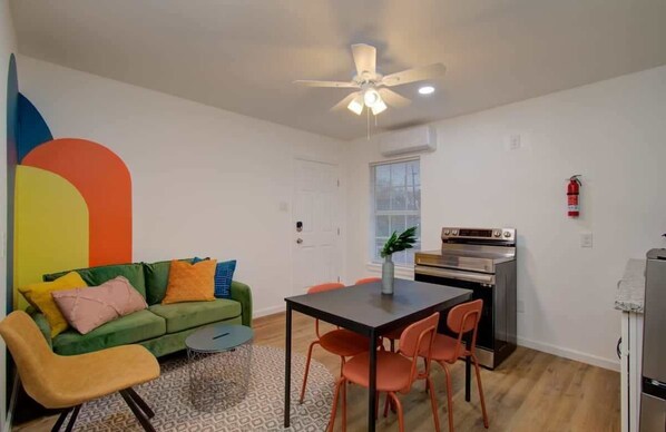 Welcome to your home away from home, featuring the convenience of central Houston and the scenic beauty of Buffalo Bayou!