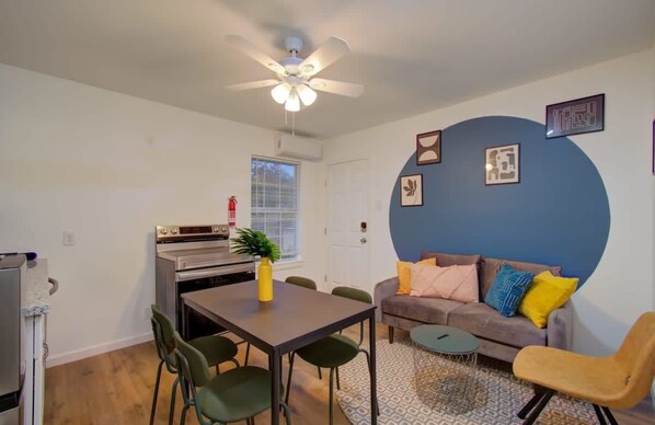 Welcome to your home away from home, featuring the convenience of central Houston and the scenic beauty of Buffalo Bayou!