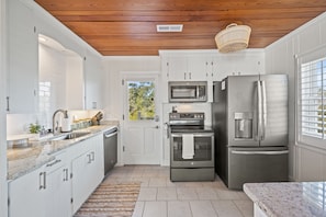 All modern appliances to make meal preparation a breeze.
