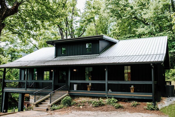 A stunning blend of modern and rustic, Meadowstream Lodge was built new in 2023 from the foundation up.  Bathed in a backdrop of lush trees and forest, Meadowstream Lodge is an idyllic mountain retreat. 

