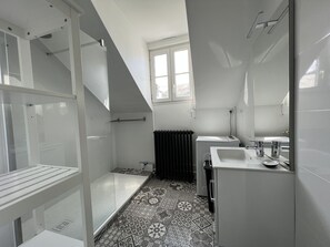 "Luxurious and relaxing bathroom (La Mancelle)"