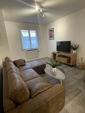 "Lounge area with leather sofa and TV unit (La Feuillette)"
