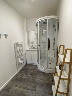 "Bathroom with corner shower cubicle and washbasin area (La Feuillette)"