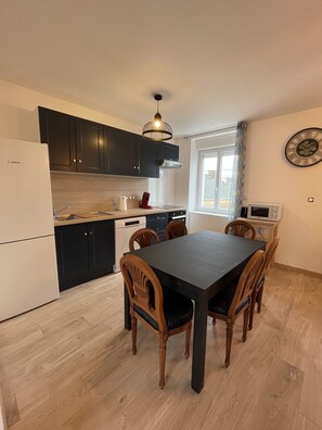 "Fully equipped kitchen with dining table"