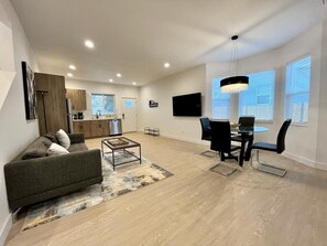 Entertain, dine, and cook in style – all in one harmonious open area.