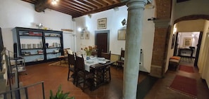 Möbel, Bilderrahmen, Pflanze, Tabelle, Holz, Zimmerpflanze, Wohnzimmer, Stuhl, Die Architektur, Fussboden