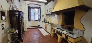 Cabinetry, Countertop, Fenster, Gasherd, Sinken, Herd, Interior Design, Cooktop, Küche, Holz