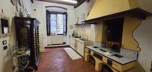 Cabinetry, Countertop, Fenster, Gasherd, Sinken, Herd, Interior Design, Cooktop, Küche, Holz