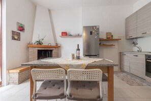 Cabinetry, Möbel, Eigentum, Tabelle, Stuhl, Holz, Countertop, Beleuchtung, Interior Design, Küche