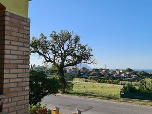 Himmel, Pflanze, Gebäude, Strassenbelag, Baum, Vegetation, Grundstueck, Gras, Nachbarschaft, Wohngebiet
