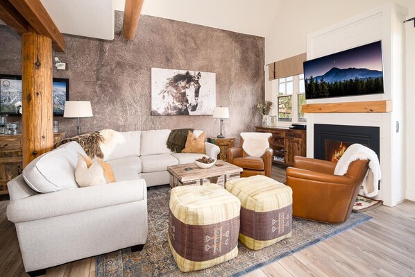 Furniture, Home Decor, Indoors, Living Room, Screen