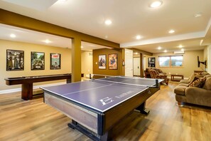 Game Room | Ping Pong/Pool Table | Smart TVs