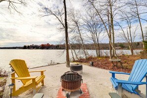 Lakefront Patio | Fire Pit | Outdoor Seating | Kayaks Provided