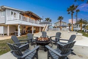 Gather around the fire pit and soak in the tropical vibes of Galveston!