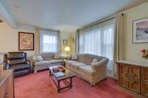 Living Room | Central A/C & Heat | Free WiFi | Cable/Satellite