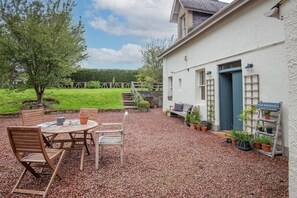 The Trouthouse - the garden benefits from an enclosed lawned garden with gravelled outdoor dining/seating area