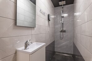 Salle de bain avec douche