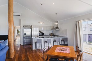 Share long breakfasts or relaxed dinners around the family dining table.