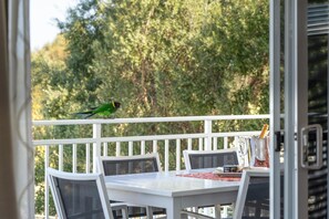 ine alfresco on the breezy verandah, surrounded by native bush and birdsong.