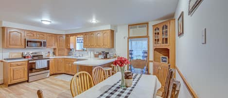 Mt Pleasant Mills Vacation Rental | 1BR | 1BA | 1,000 Sq Ft | Step-Free Access