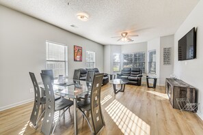 Living Room | Free WiFi | Smart TV w/ Cable | Electric Fireplace