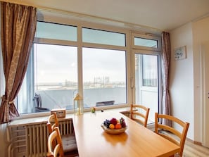 Essbereich am Fenster